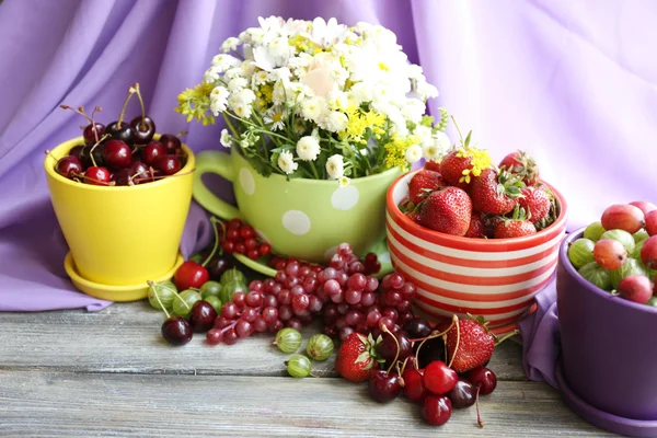 Natureza morta com bagas e flores — Fotografia de Stock