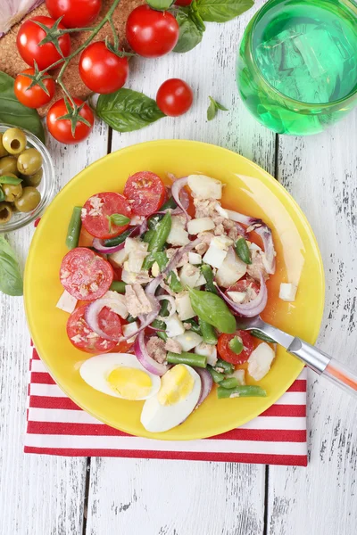 Sarapan segar yang terdiri dari salad sayuran disajikan di atas meja — Stok Foto