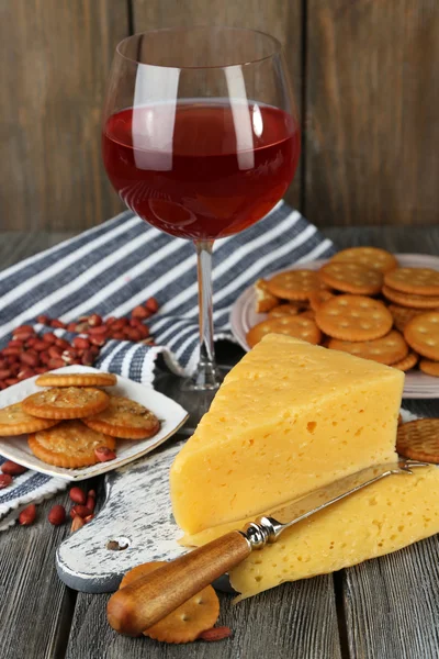 Vino, queso y galletas en la mesa de madera de primer plano — Foto de Stock