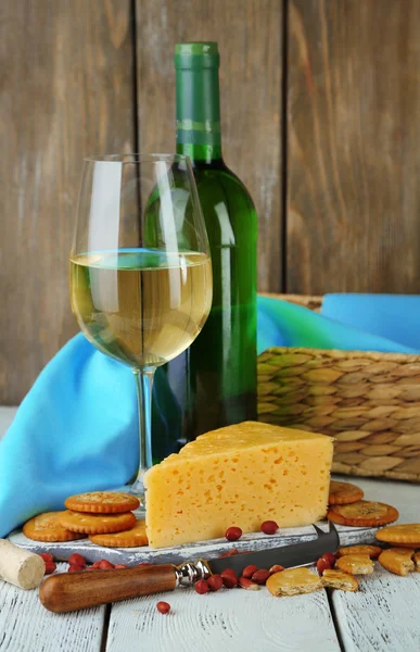 Wein, Käse und Cracker auf Holztisch in Großaufnahme — Stockfoto