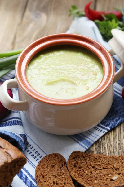 Sopa de alho-porro na mesa, close-up — Fotografia de Stock