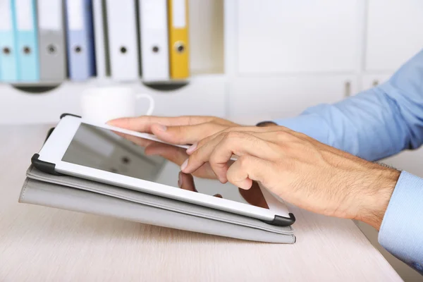 Hombre trabajando en la tableta — Foto de Stock