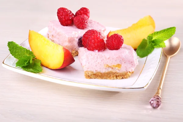 Kuchen mit Früchten und Beeren auf Teller auf Holzgrund — Stockfoto