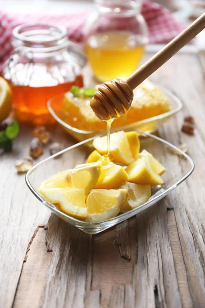 Limone e miele sul tavolo di legno — Foto Stock