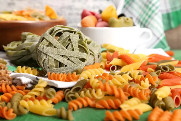 Verscheidenheid van kleurrijke pasta op houten achtergrond — Stockfoto