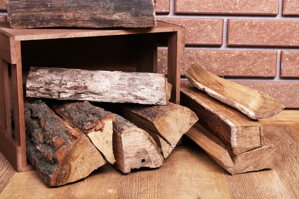 床に煉瓦背景薪の木製の箱 — ストック写真