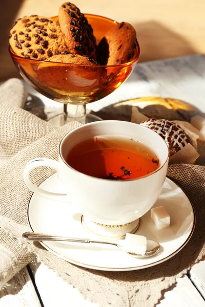 Tasse Tee auf dem Tisch, Nahaufnahme — Stockfoto