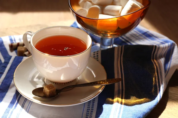 Tasse Tee auf dem Tisch, Nahaufnahme — Stockfoto