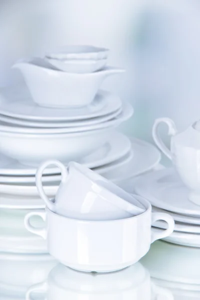 Witte servies en keukengerei — Stockfoto