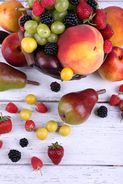 Distintas bayas y frutas en primer plano de mesa de madera — Foto de Stock