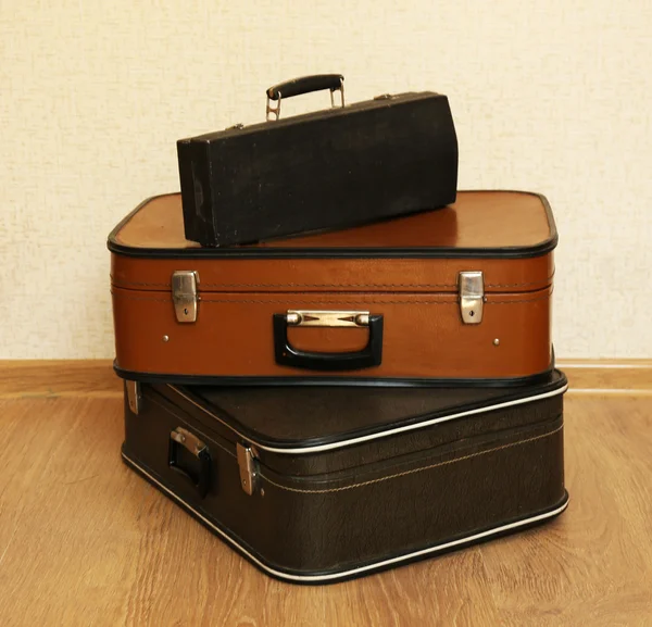 Vintage old travel suitcases on floor — Stock Photo, Image