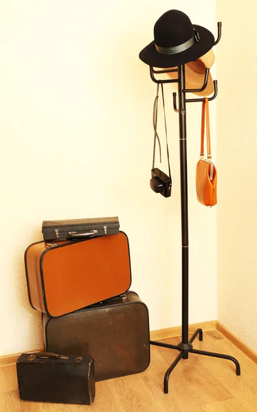 Starodawny stary podróż walizki na piętrze — Zdjęcie stockowe