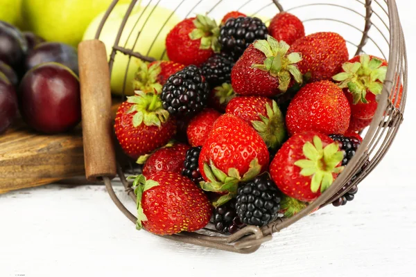 Frutas maduras e bagas na mesa de perto — Fotografia de Stock