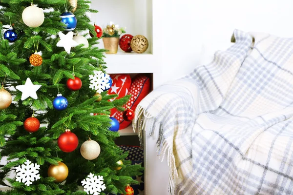 Árbol de Navidad decorado en el fondo interior del hogar —  Fotos de Stock