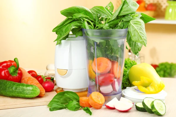 Licuadora con verduras frescas en la mesa de la cocina — Foto de Stock