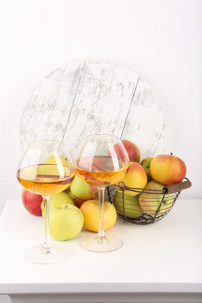 Stilleven met appel cider en verse appelen op houten tafel — Stockfoto