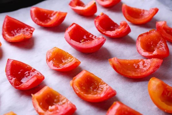 Pomidory na suszenie zasobnik, na tle drewnia — Stockfoto
