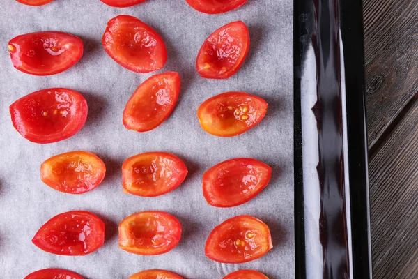 Tomates na bandeja de secagem, no fundo de madeira — Fotografia de Stock