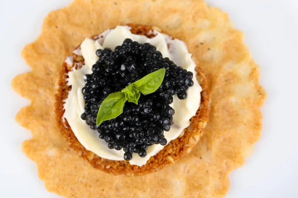 Black caviar with crispy bread on plate closeup — Stock Photo, Image