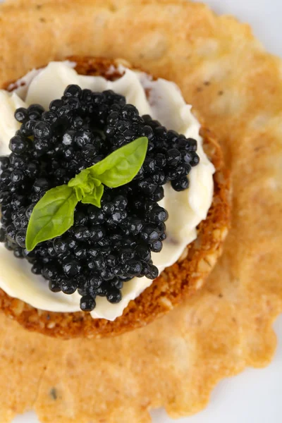 Svart kaviar med krispiga bröd närbild — Stockfoto
