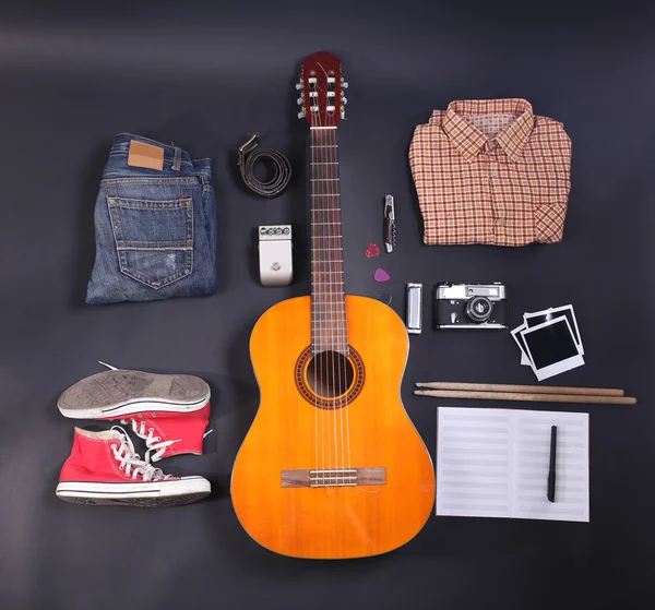 Muziekapparatuur, kleding en schoeisel — Stockfoto
