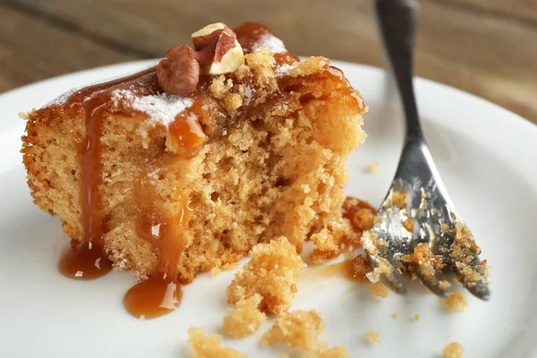 Yarım plaka üzerinde ahşap masa lezzetli pasta parça yenen — Stok fotoğraf