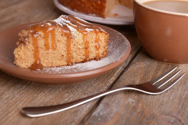 Délicieux gâteau et tasse de café sur table en bois — Photo