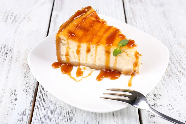 Сирний торт на тарілці на сірому дерев'яному фоні — стокове фото