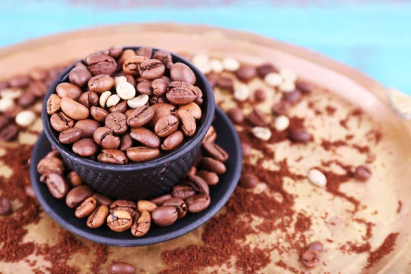 Koffie bonen in cup op metalen lade close-up — Stockfoto