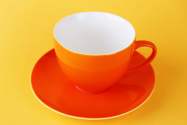 Kleurrijke cup op kleur achtergrond — Stockfoto