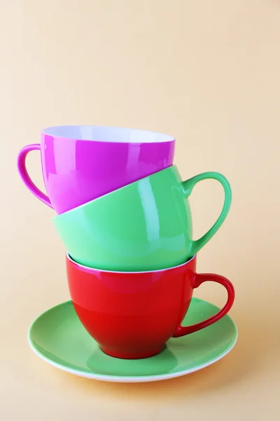 Bunte Tassen auf farbigem Hintergrund — Stockfoto