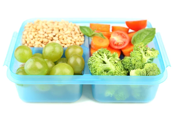 Sabrosa comida vegetariana en caja de plástico, aislada en blanco —  Fotos de Stock