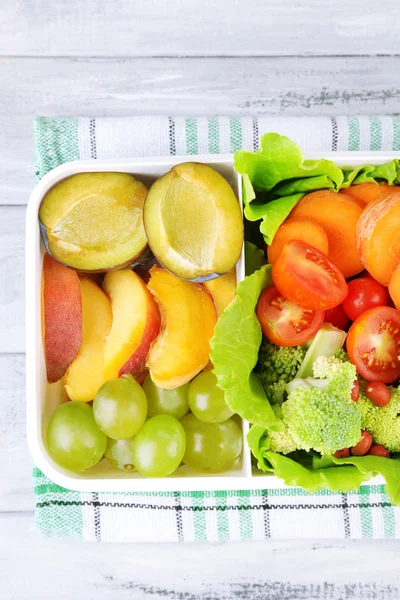 Smakelijke vegetarische maaltijden in plastic doos op houten tafel — Stockfoto