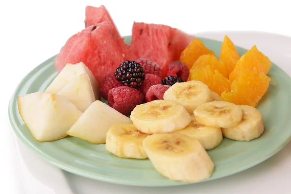 Fette di frutta con bacche su piatto vicino — Foto Stock