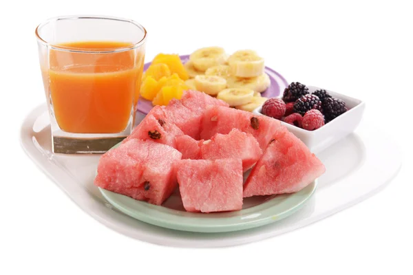 Rebanadas de frutas con bayas en plato y vaso de jugo aislado sobre blanco —  Fotos de Stock