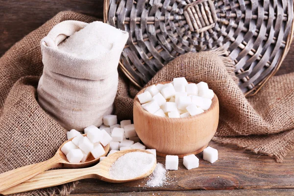 Raffinierter Zucker in Tüte und Schüssel auf Holzgrund — Stockfoto