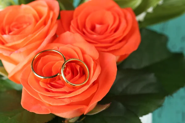 Anéis de casamento no buquê de casamento, close-up, no fundo brilhante — Fotografia de Stock