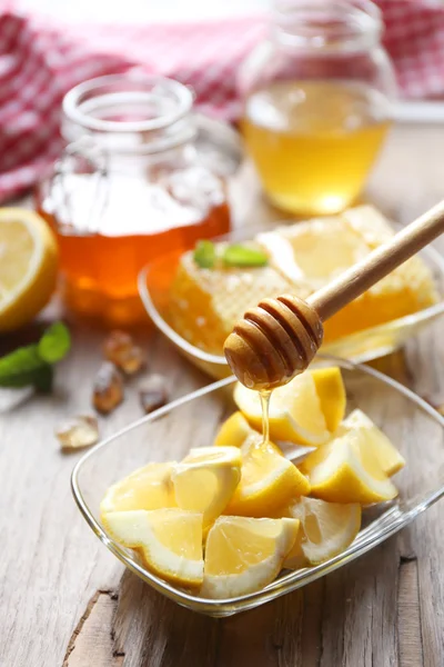 Citron och honung på träbord Stockbild