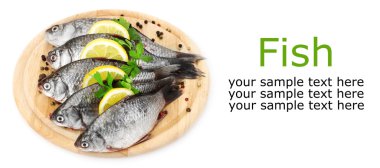 limon, maydanoz ve baharat üzerine beyaz izole ahşap kesme tahtası üzerinde taze balıklar