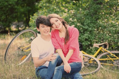 Bisiklet ile parkta oturan genç bir çift