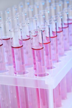 gri zemin üzerine sıvı ile test tüpleri