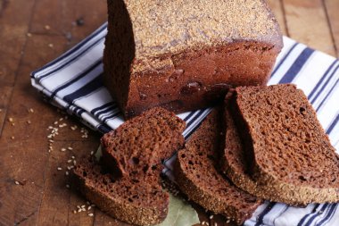 Ahşap zeminde taze pişmiş ekmek