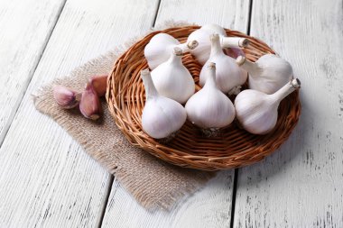 ahşap zemin üzerinde hasır mat taze sarımsak