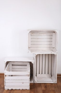 Oda boş tahta kasalarda