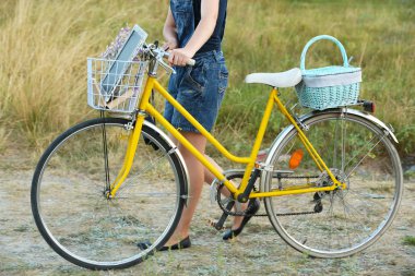 Bisikletli genç kadın