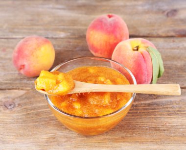 ahşap masa üzerinde taze şeftali ile lezzetli şeftali reçeli