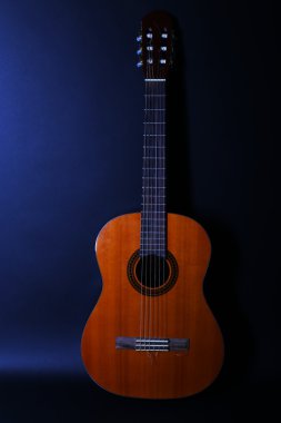 gitar koyu arka plan üzerinde