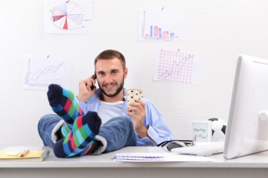 İşadamı holding bacaklar üstünde okul sırası