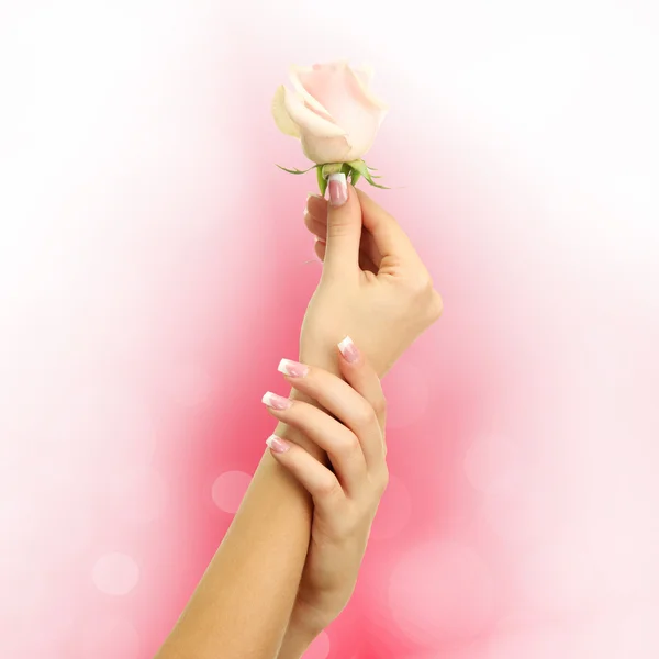 Jonge vrouw handen met elegantie manicure op lichte achtergrond — Stockfoto