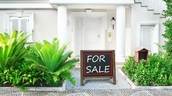 Real estate tanda di depan rumah baru untuk dijual — Stok Foto